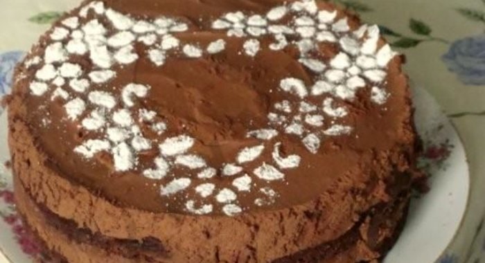 Шоколадный торт с грушами