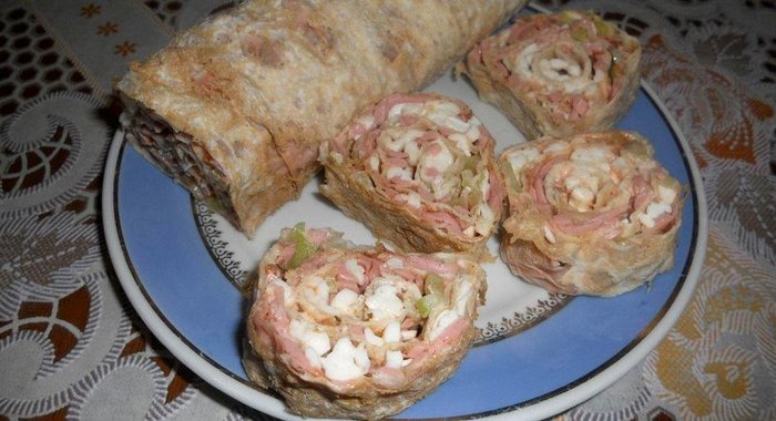 Рулет на основе лаваша с колбасой и сельдереем