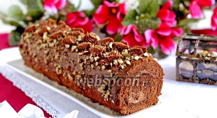 Шоколадный рулет с орехами
