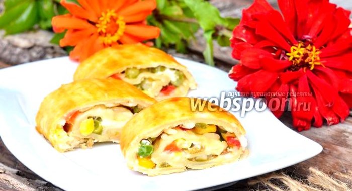 Рулеты из слоёного теста с гавайской смесью