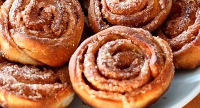 Плюшки с корицей и мускатным орехом