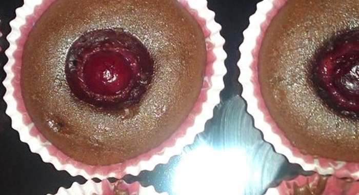 Шоколадные кексы с вишней