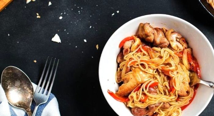 Рисовая лапша с уткой и перцем