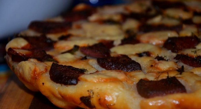 Пирог с колбасой и сыром