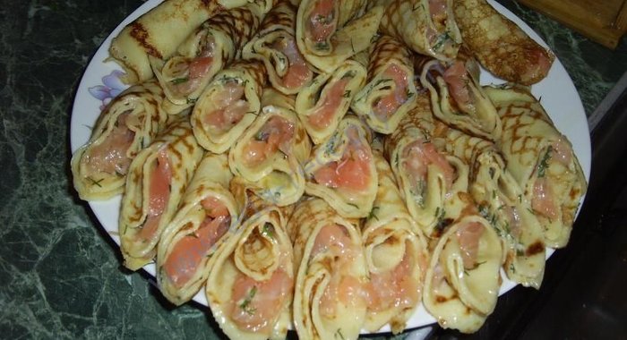 Рулетики из блинов с семгой