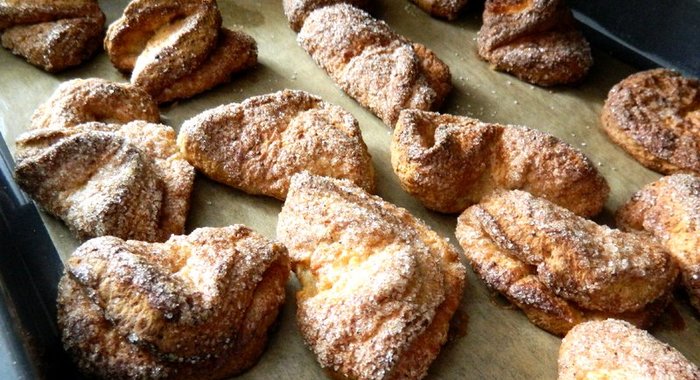 Печенье из творожного теста с медом и корицей