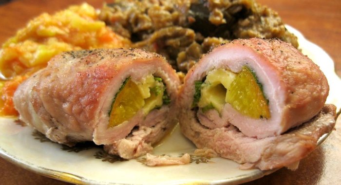 Рулетики из свинины с сыром, зеленью и персиками