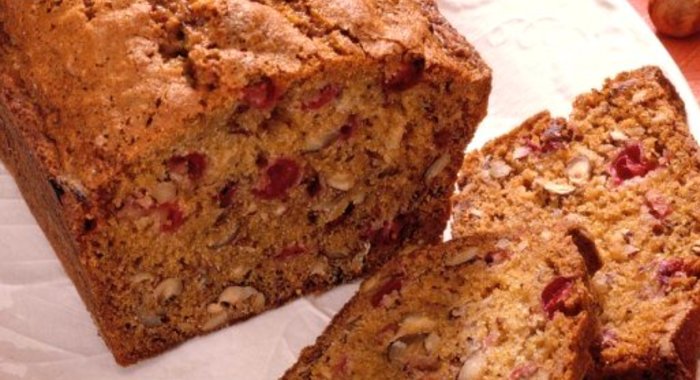 Тыквенный хлеб с сушеной клюквой, орехами пекан и белым шоколадом