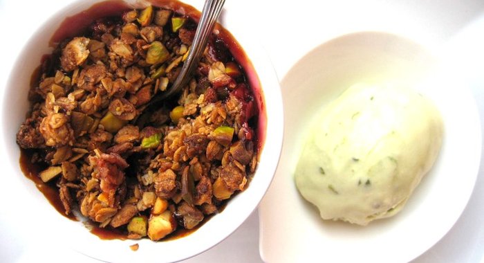 Крамбл с клубникой, сливой и фисташками