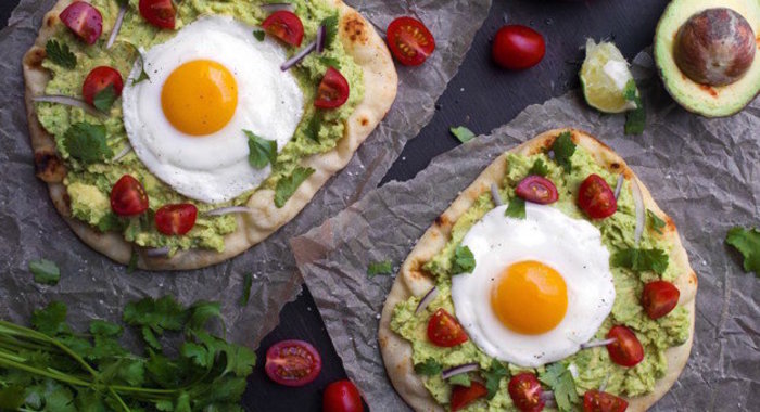 Яичница с соусом гуакамоле