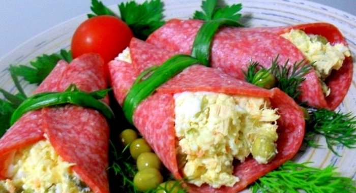 Закусочные рулеты из салями