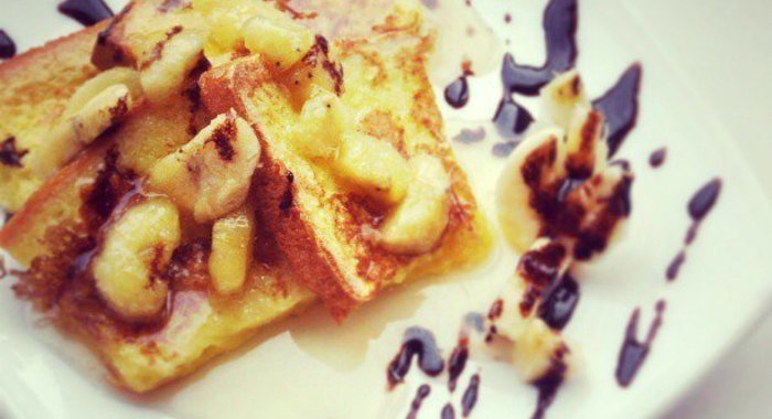 Тост с бананово-карамельным соусом