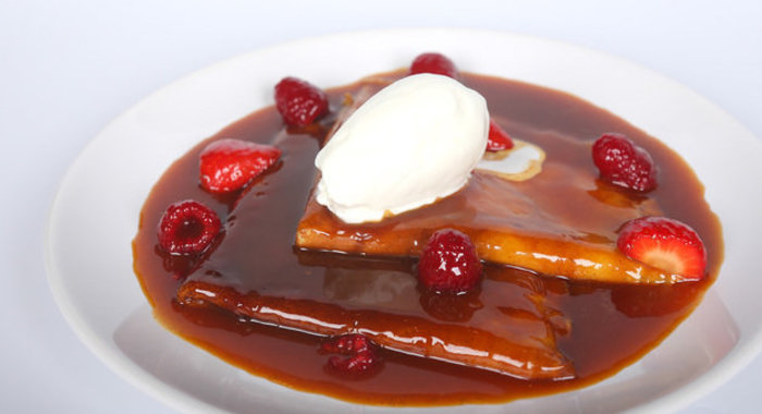 Блинчики в карамельно-цитрусовом соусе с клубникой