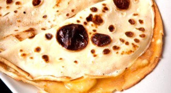 Тонкие блинчики с бананово-ромовым соусом