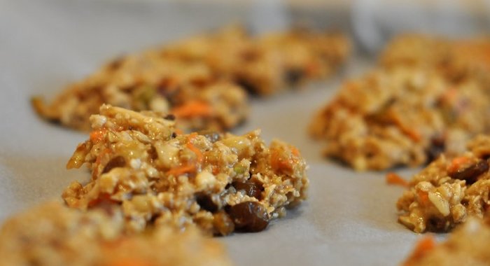 Овсяные плюшки с орехами, изюмом и бананом