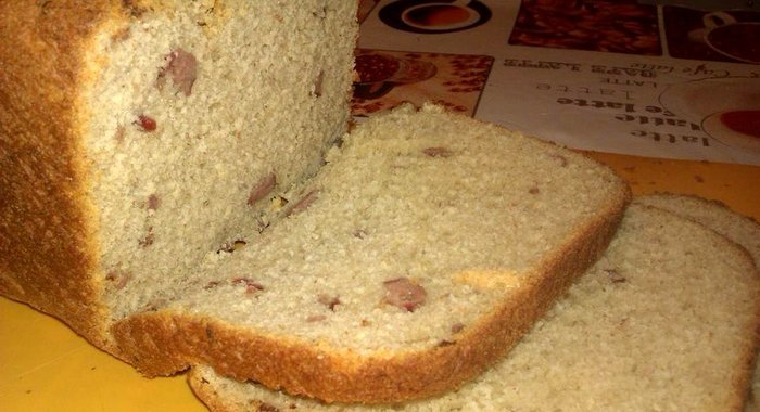 Хлеб с копчеными колбасками сыром и чесноком
