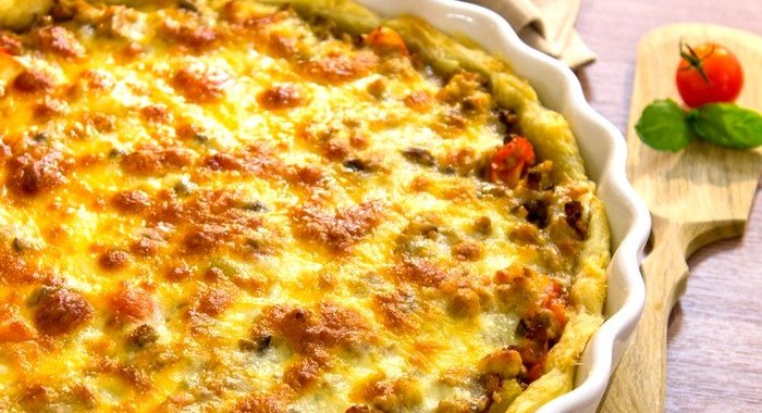 Пирог из слоеного теста с фаршем и овощами