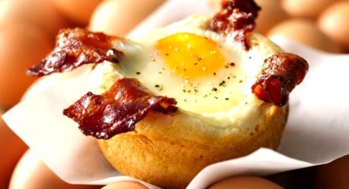 Яйцо с беконом в корзиночке из хлеба