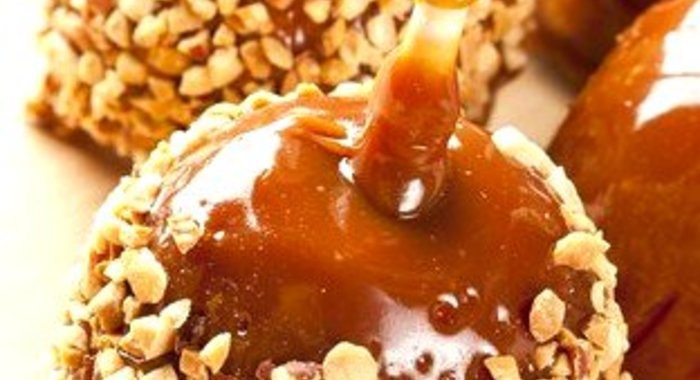 Яблоки в карамели и орехах