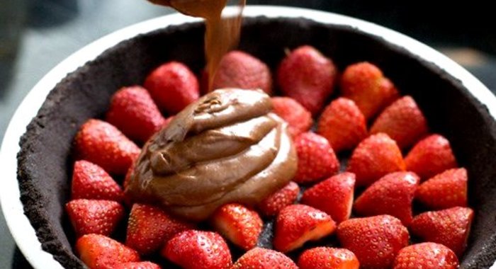 Шоколадно-клубничный торт