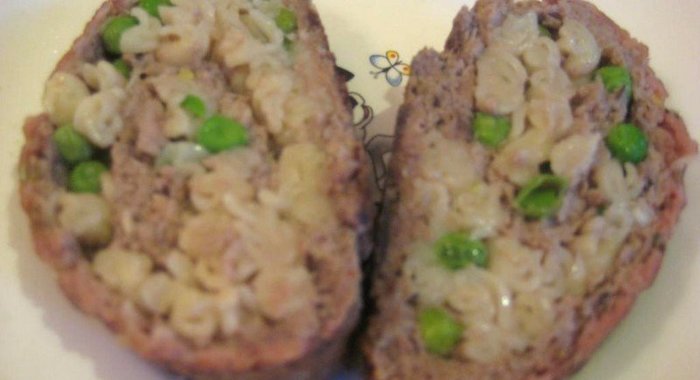 Мясной рулет с макаронами