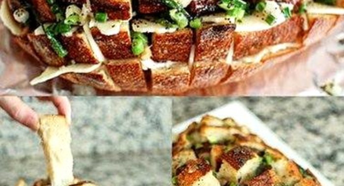 Разваливающийся хлеб с сыром и грибами