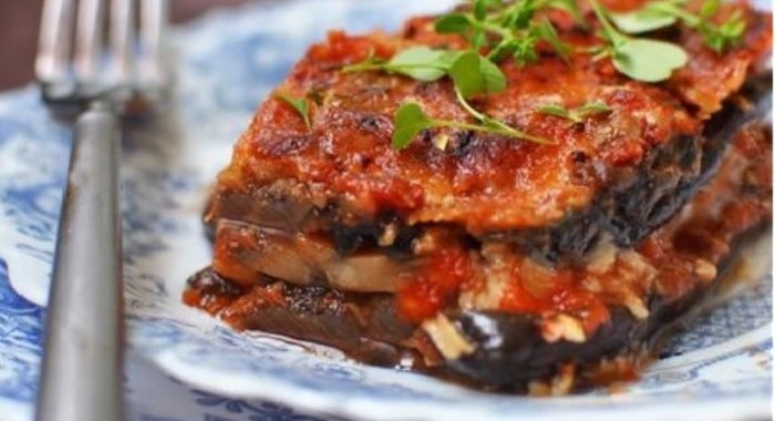 Баклажанная запеканка с грибами и моцареллой в томатном соусе
