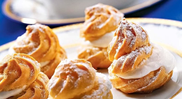 Профитроли с апельсиновым желе и взбитыми сливками