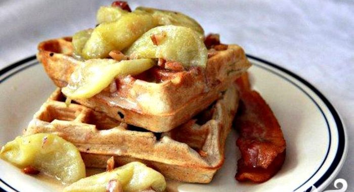 Вафли с яблоками и орехами