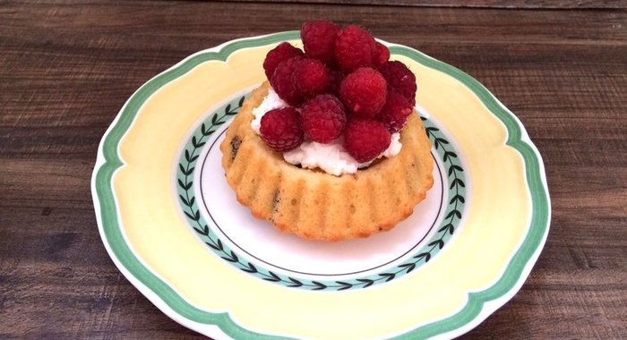 Творожный десерт с ягодами