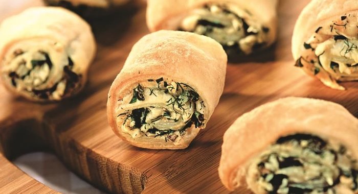 Слоеные рулетики с сыром и зеленью