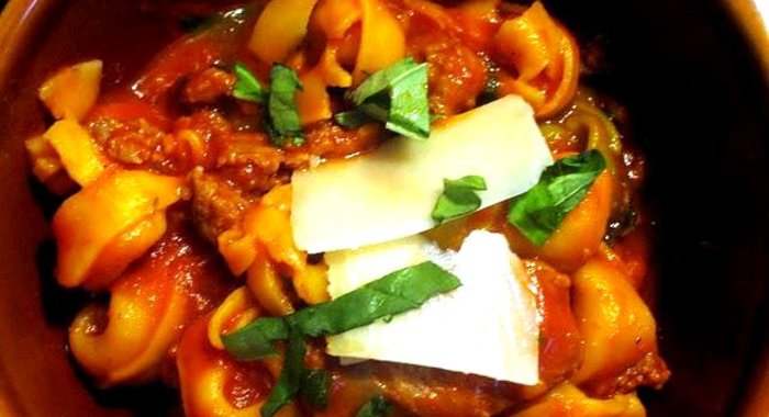 Тортеллини с колбасой и томатным соусом