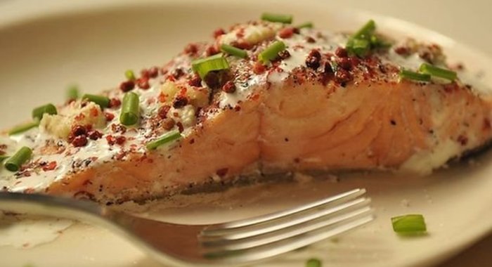 Лосось со сметаной