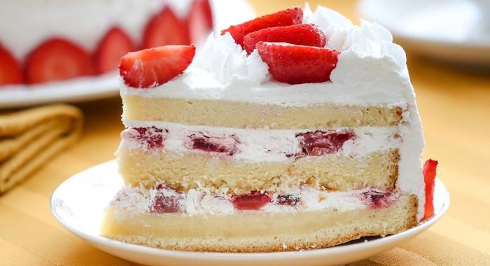 Бисквитный торт с клубничным кремом