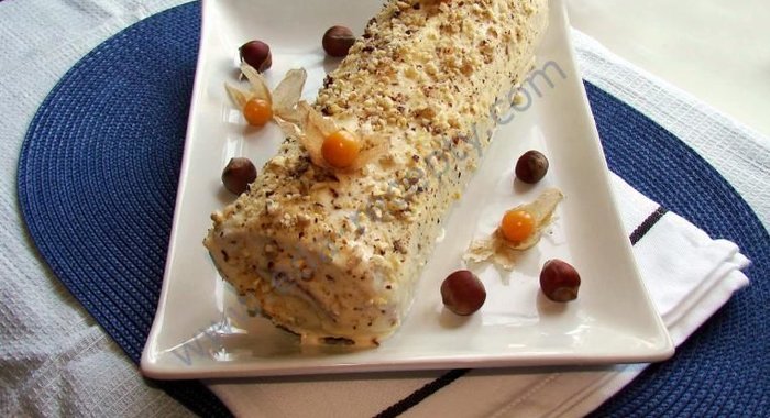 Бисквитный рулет с творожной начинкой и орехами