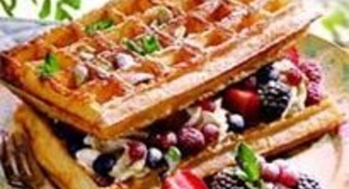 Вафельный торт с ягодами