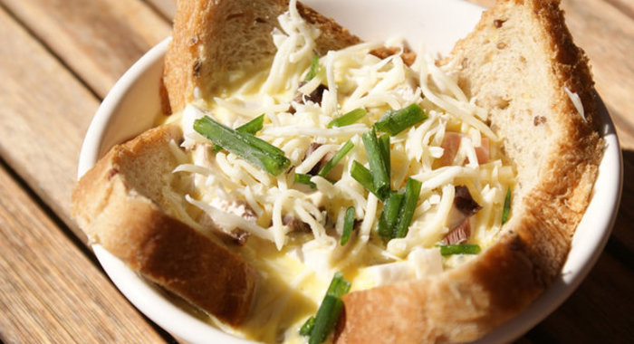 Яйцо, запеченное на хлебе