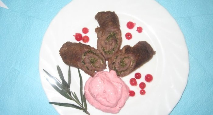 Рулетики со сметанно-смородиновым соусом