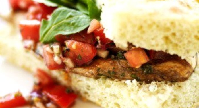 Сэндвич с козьим сыром, авокадо и копченой индейкой на ореховом хлебе