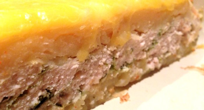 Картофельная запеканка с начинкой из куриного филе и шпината