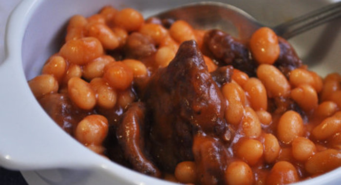 Говядина с фасолью в томатном соусе