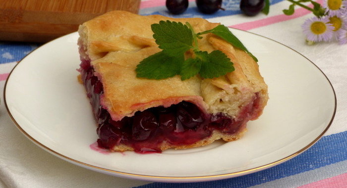 Сочный пирог с чёрной смородиной