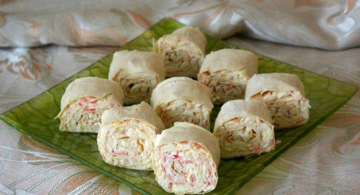 Рулет из лаваша с крабовыми палочками и плавленным сыром