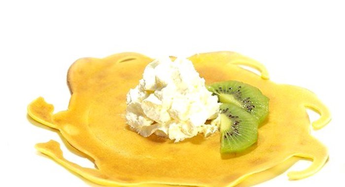 Тонкие блины с ягодами и взбитыми сливками