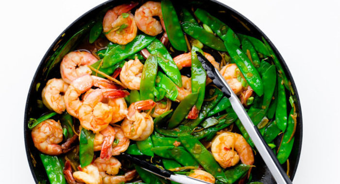 Креветки с молодыми стручками гороха и имбирем