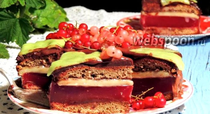 Медово-марципановый торт со смородиной