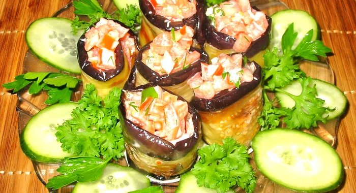 Рулеты из баклажанов с помидорами