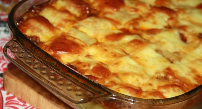 Картофельная запеканка с говяжьим фаршем, пекинской капустой, кабачками и сыром сулугуни