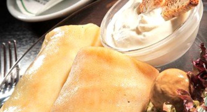 Блины со сливочным соусом из грибов и укропа