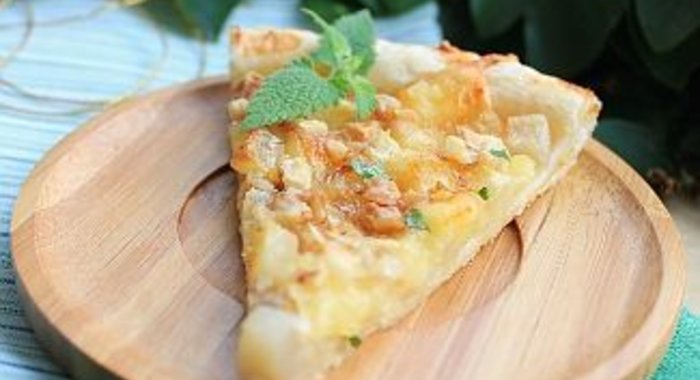 Пирог с грушей, камамбером, орехами и мятой